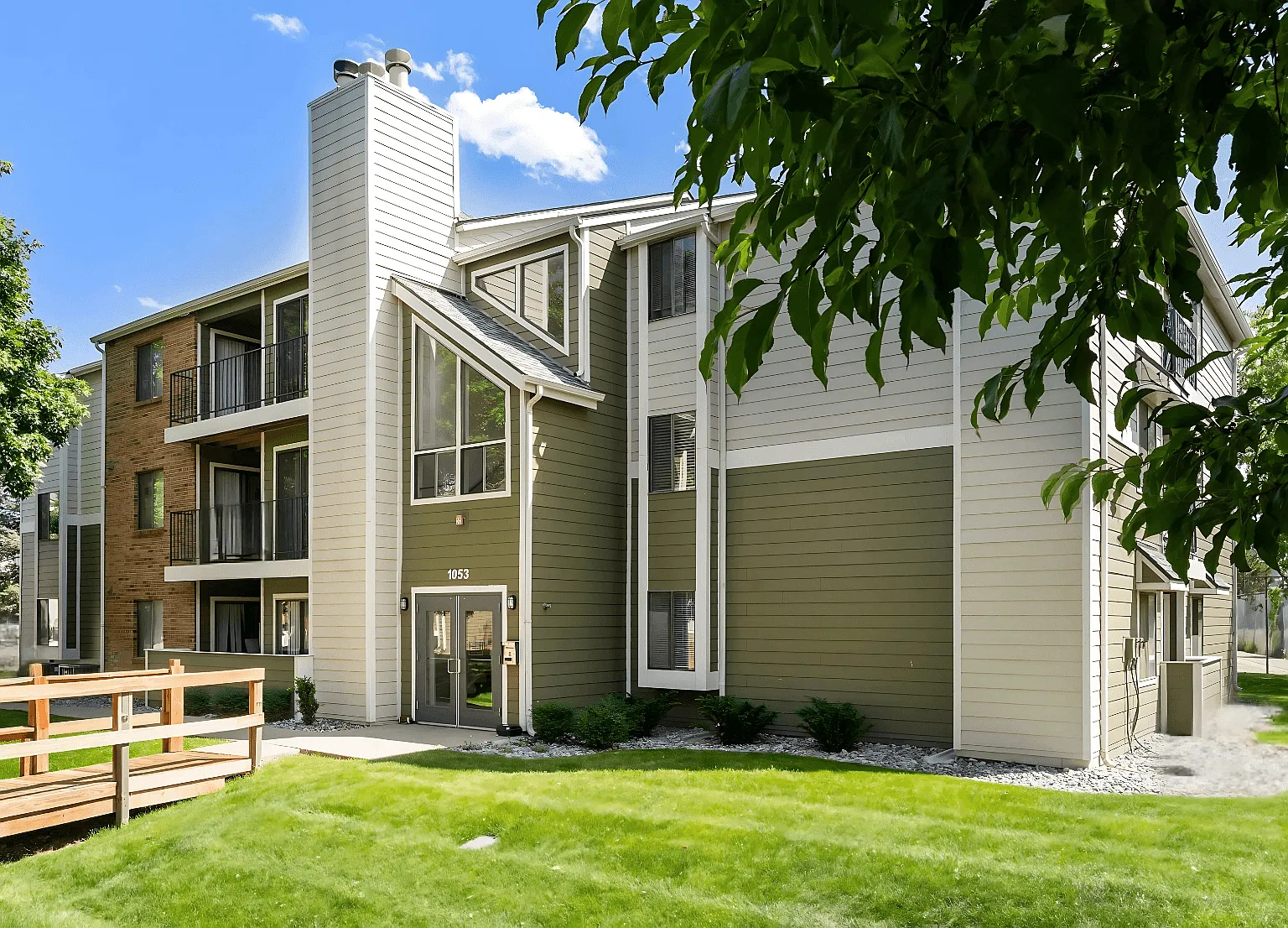 Horizon East Apartments — Photo 2