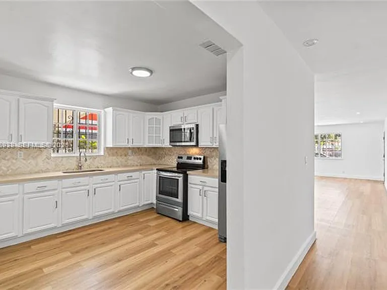 361 E 39th St #1 — Photo 16