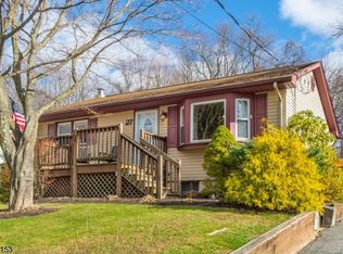 27 E Shore Trl, Stockholm, NJ 07460