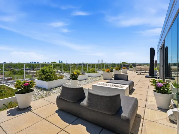 2365 Rue St #604A, Montreal, QC H3K 1B3