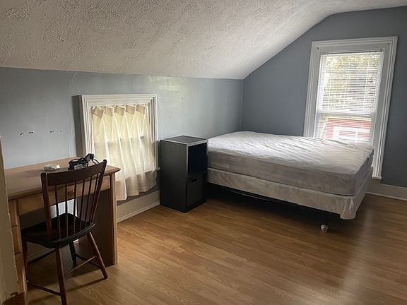 2nd image of 421 W Maple St #B