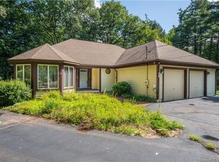 98 Farms Village Rd, Simsbury, CT 06070