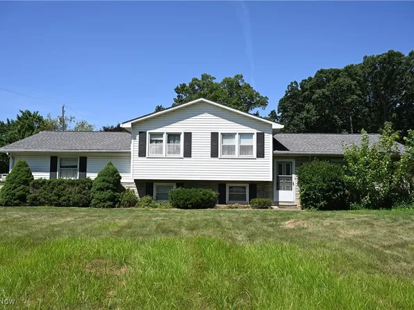 3920 Meadowhill Dr, Mineral Ridge, OH 44440