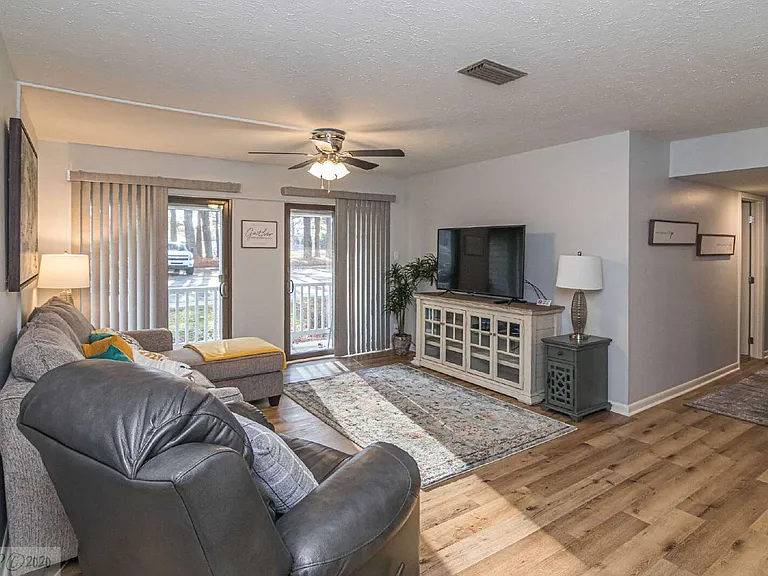 101 E Lockhaven Dr #C — Photo 6