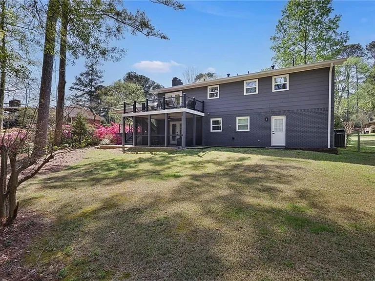 677 Hillandale Cir SW — Photo 31