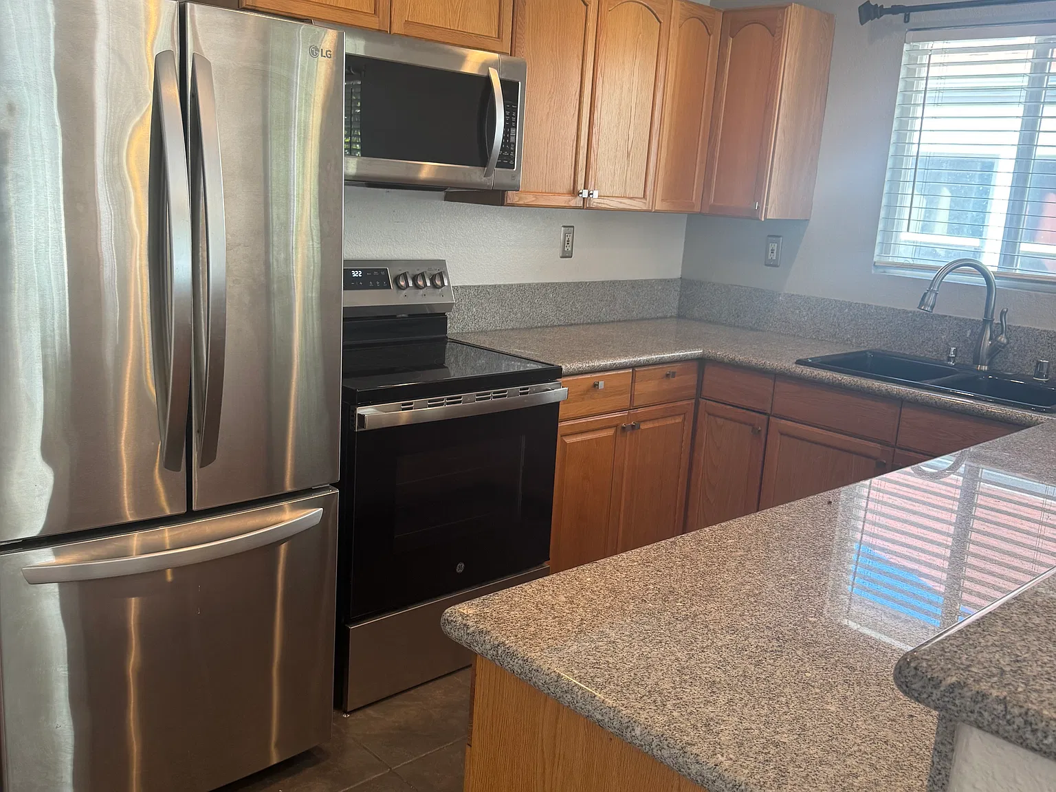 2 bed, 900 sqft, $1,900 — Photo 1