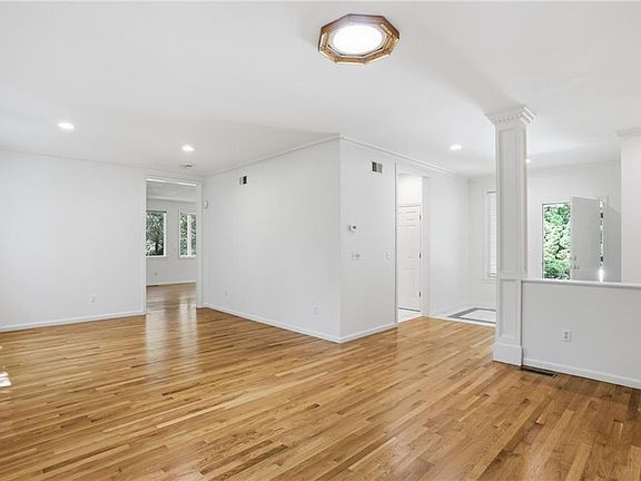 4th image of 170 Pine Glen Dr