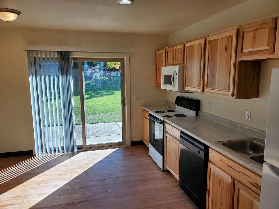 3 bed, 1.5 bath, 1200 sqft, $1,250 — Photo 2