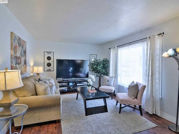 4th image of 2530 Walnut Dr