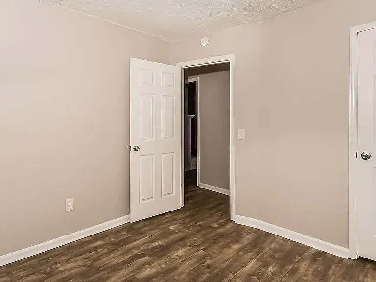 1708 Westchester Dr — Photo 4