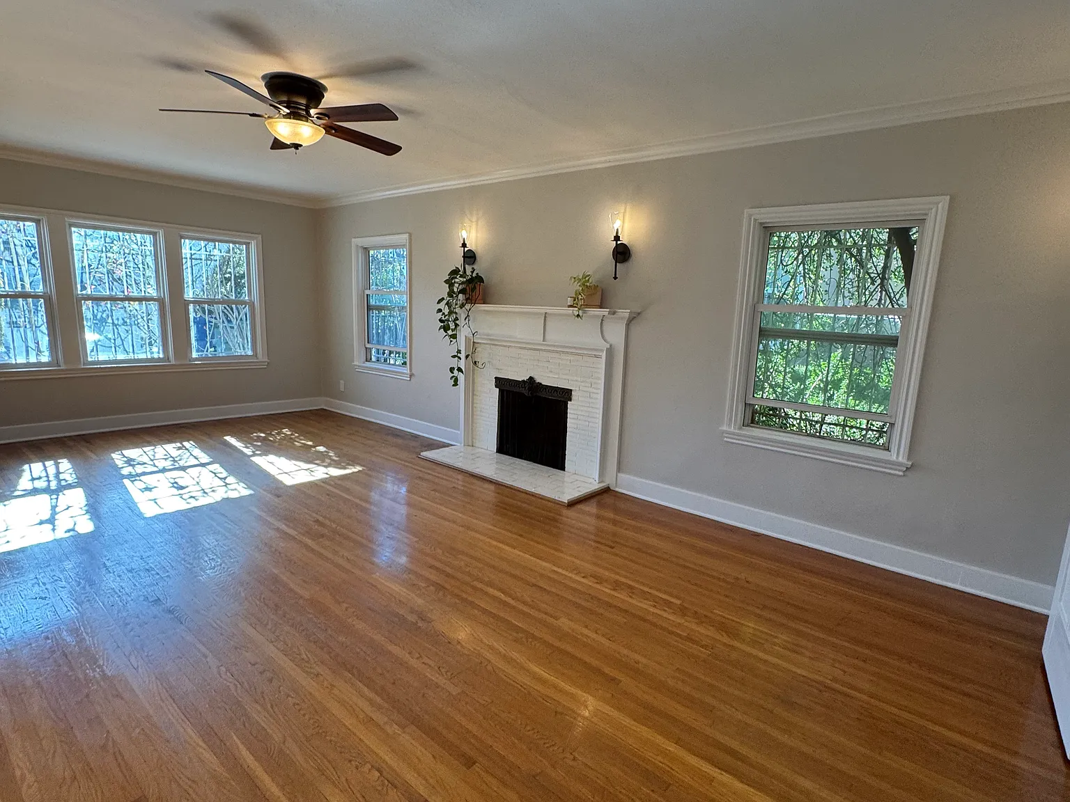 207 S Carondelet St — Photo 4