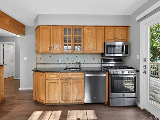 7 Phyllis Dr — Photo 7