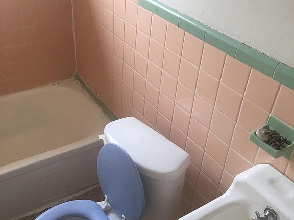 5th image of 16247 Schoolcraft St APT 5