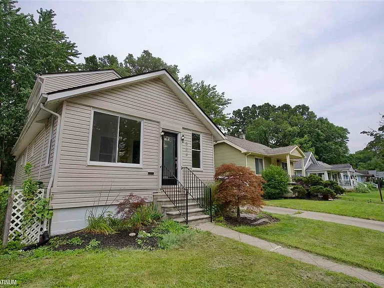 564 Stratford Rd — Photo 12