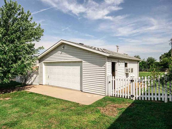 4th image of 6 E Woodland Dr
