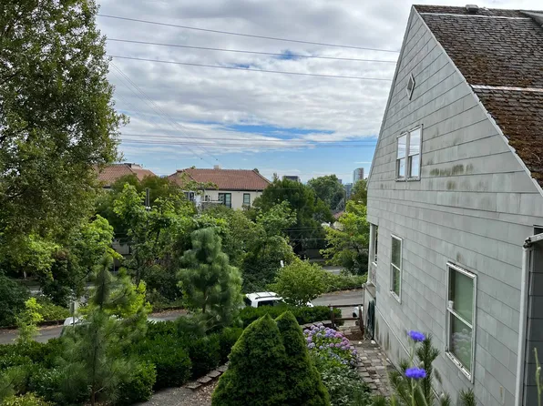 225 SW Whitaker St APT A, Portland, OR 97239