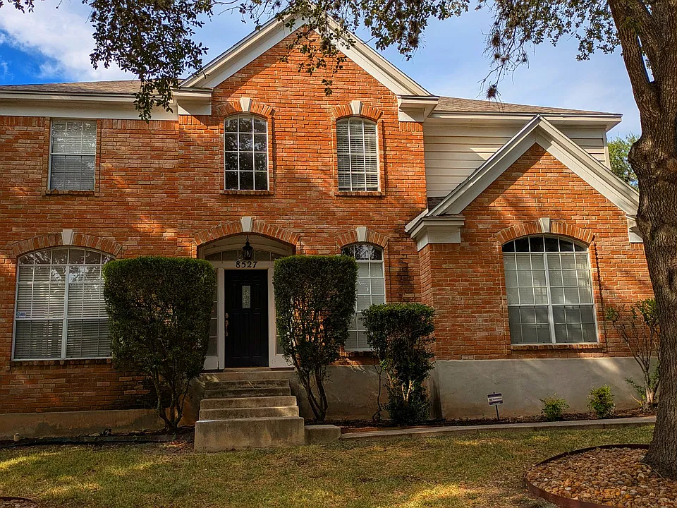 8527 Carlton Woods Dr