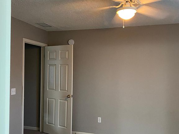 3rd image of 841 Southern Creek Dr