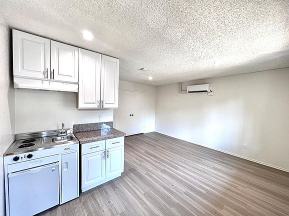 4th image of 16765 Sherman Way #15