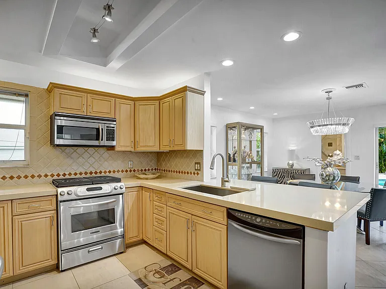 290 E Fern Dr — Photo 17