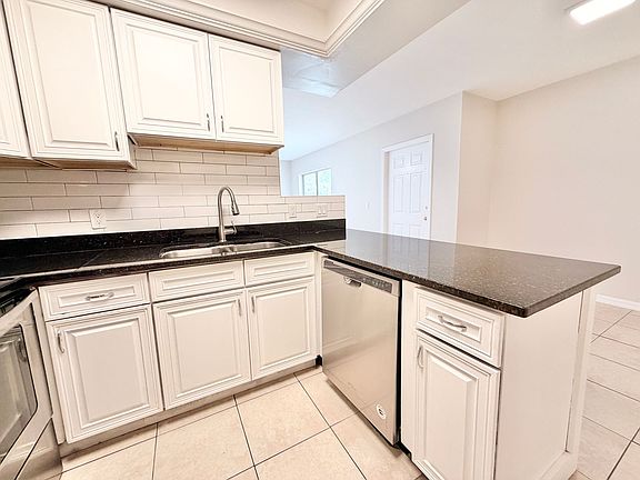 4th image of 4231 Gulfstream Dr APT 102