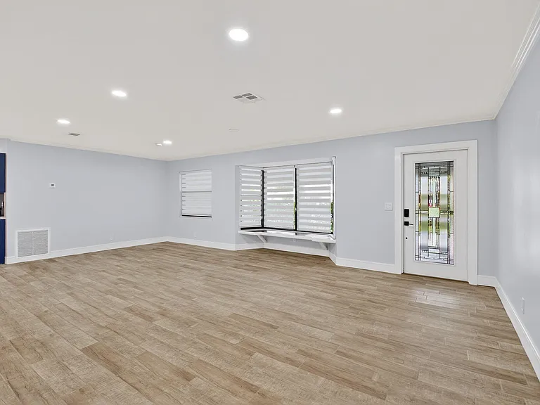 725 Heron Dr — Photo 6