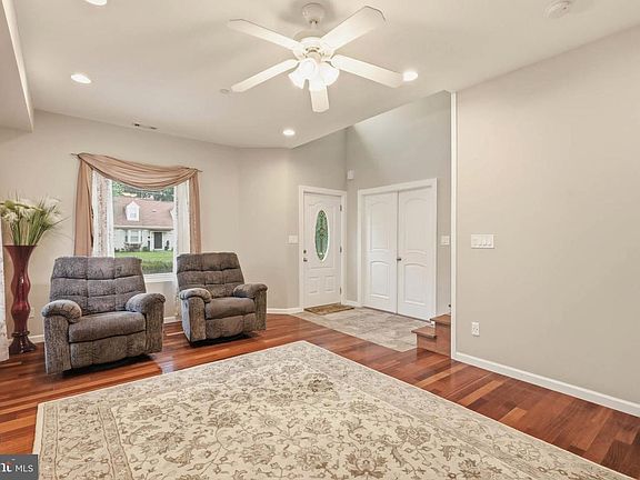 4th image of 1011 Crawford Dr