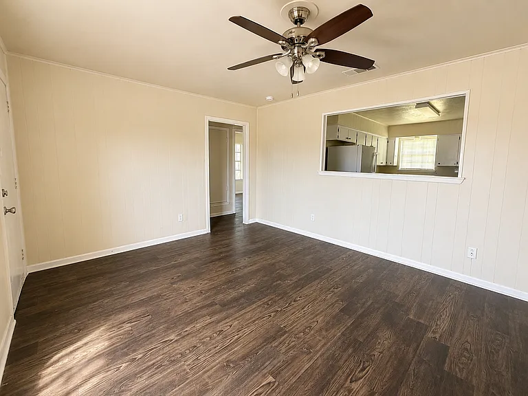 3525 Country Club Rd — Photo 2