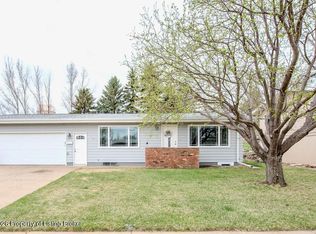250 8th St E, Dickinson, ND 58601