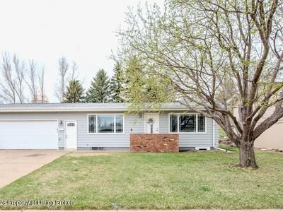 250 8th St E, Dickinson, ND, 58601