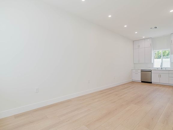 5th image of 1167 Raymond Ave #D