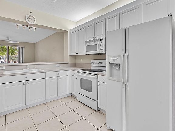 5th image of 7715 Yardley Drive #201