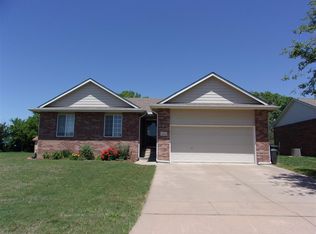 1112 Forrest Glenn Dr, Arkansas City, KS 67005