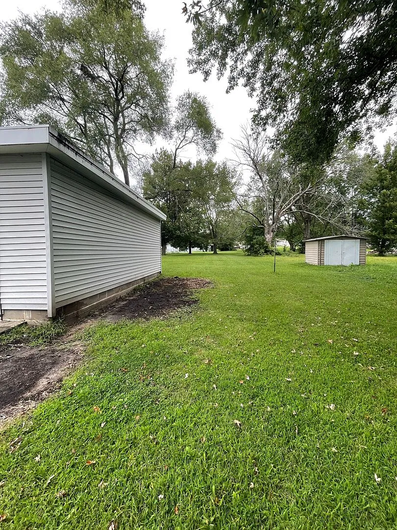 3 Bedroom, 1 Bathroom House for Rent with 1 Stall Garage! — Photo 3