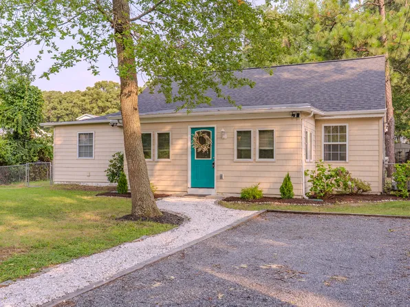 1412 Peace Dr, Pasadena, MD 21122