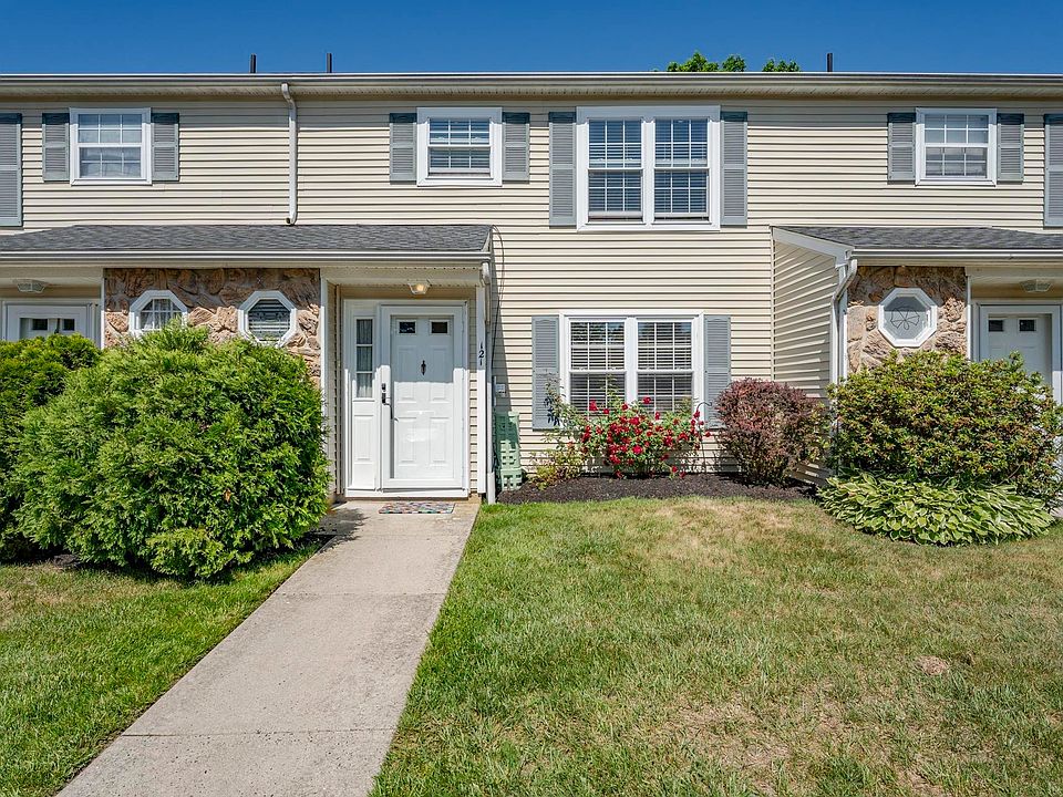 1st image of 121 London Ct #121