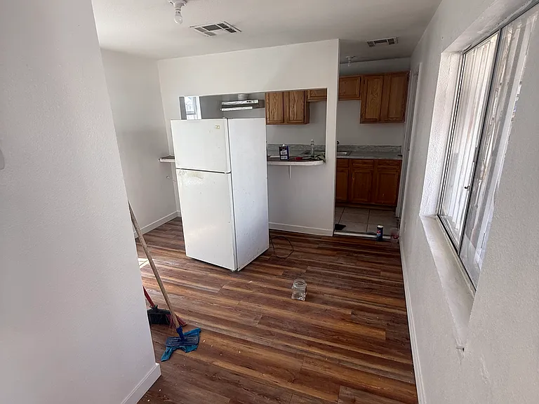 325 N 11th St #B — Photo 2