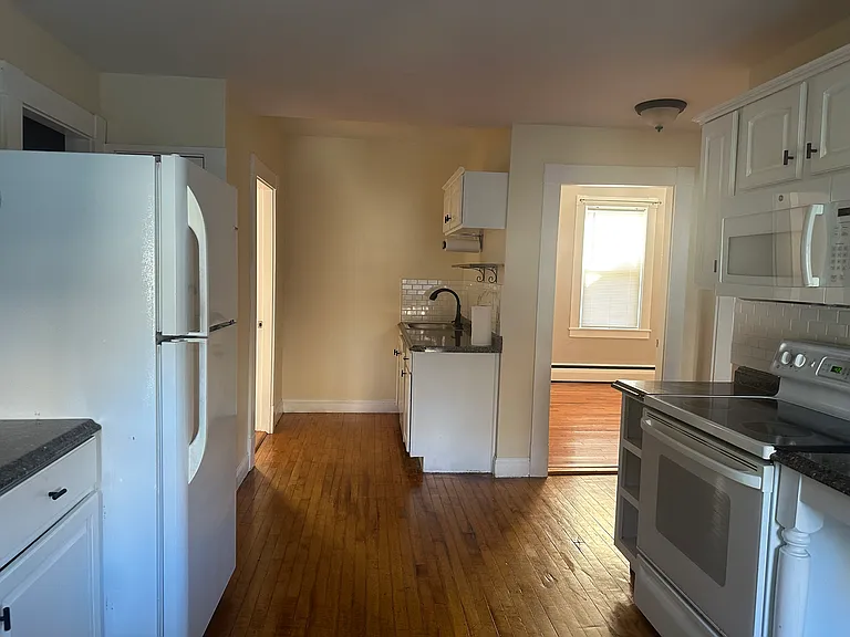 134 1/2 Kinsley St #2 — Photo 9