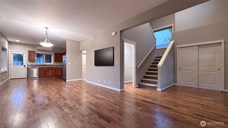 4th image of 490 Reserve Way
