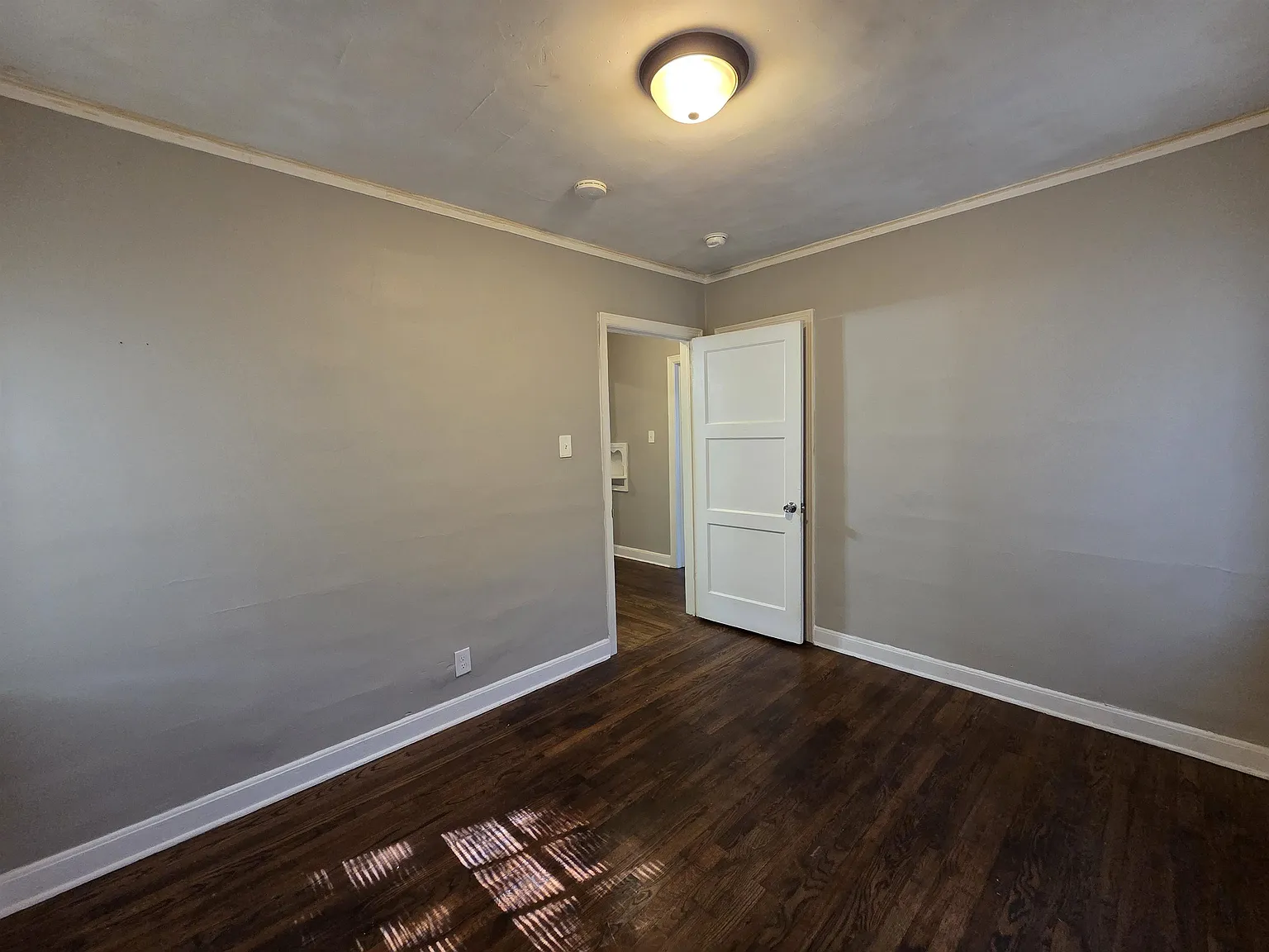 3 bed, 1.0 bath, $1,195 — Photo 2