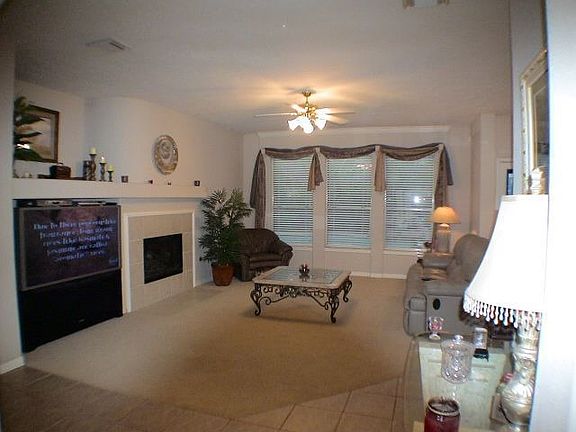 Living Room w Fireplace