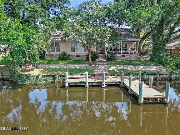 3rd image of 19 Villa Cove Dr