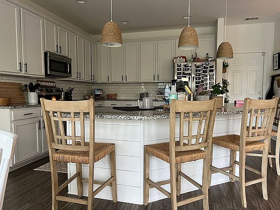 Kitchen with large island
