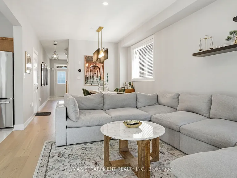 111 Greenstem Cres — Photo 10