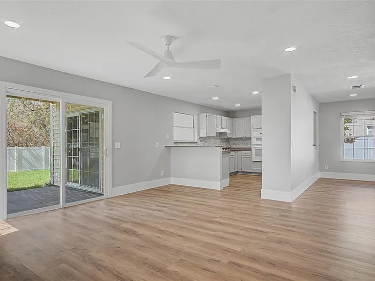 11462 Commercial St — Photo 10