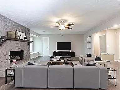 458 Woodstone West Dr — Photo 3