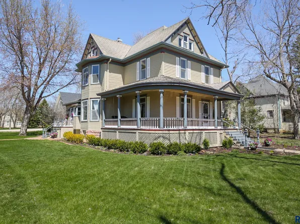 304 E 2nd Ave, Lennox, SD 57039