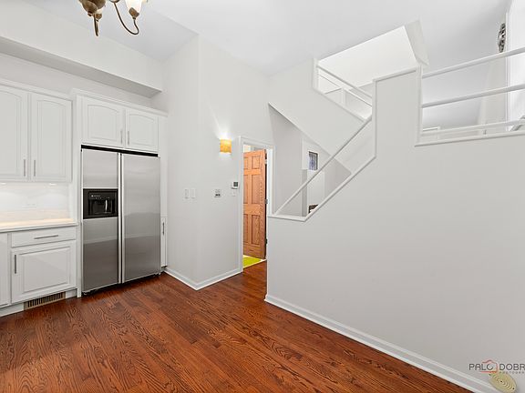 5th image of 421 W Oakdale Ave APT 4