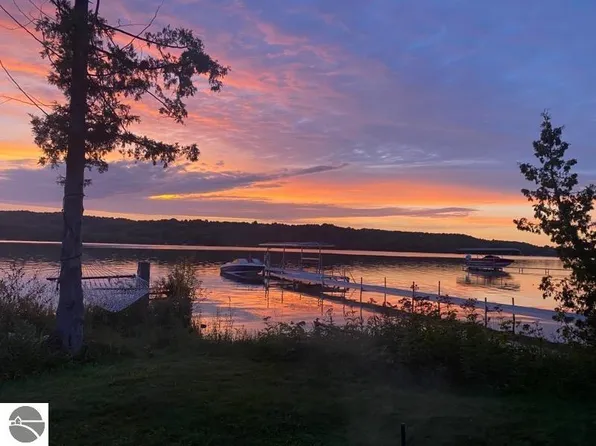 1640 S Lake Leelanau Dr, Lake Leelanau, MI 49653