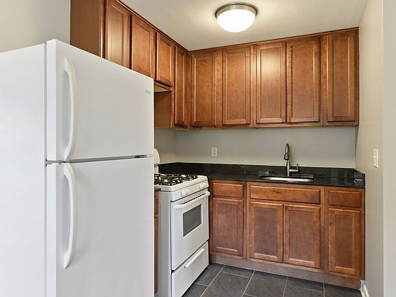 3rd image of 2841 33rd Ave S